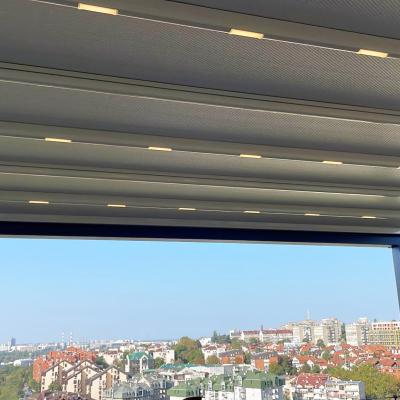 Einziehbare motorisierte Pergola mit Led-Leuchten